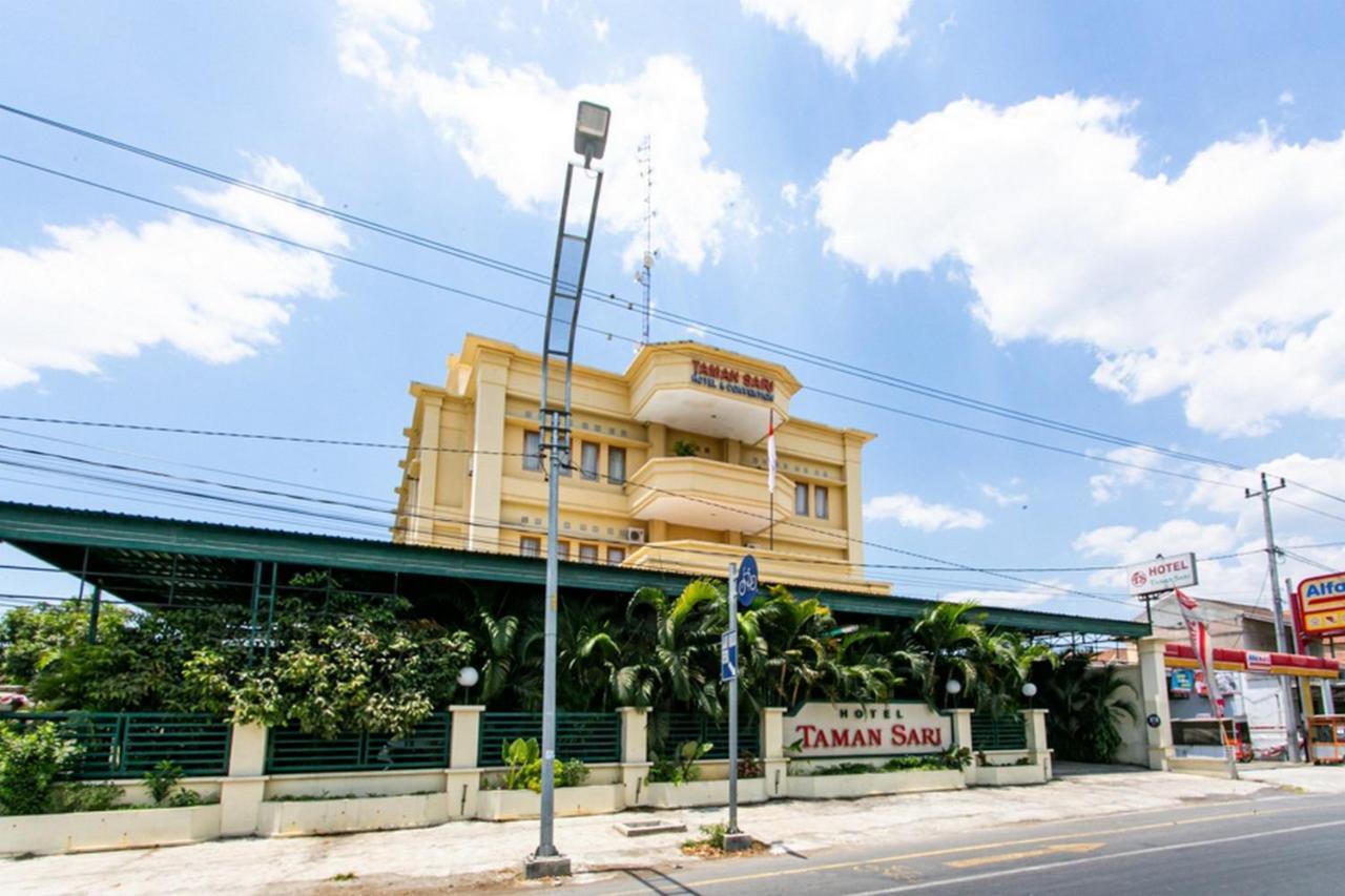 Reddoorz Plus Near Alun Alun Karanganyar Solo Exterior foto