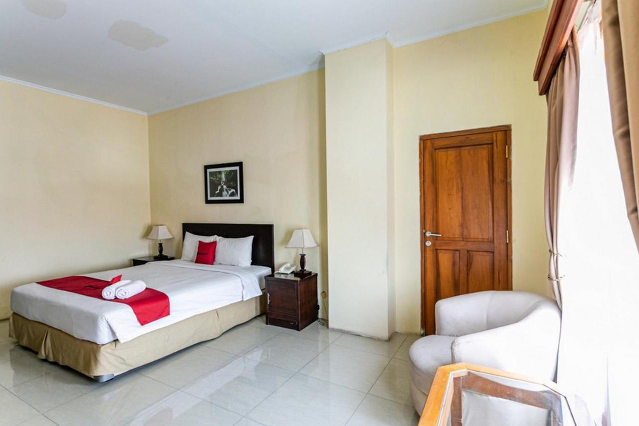 Reddoorz Plus Near Alun Alun Karanganyar Solo Exterior foto