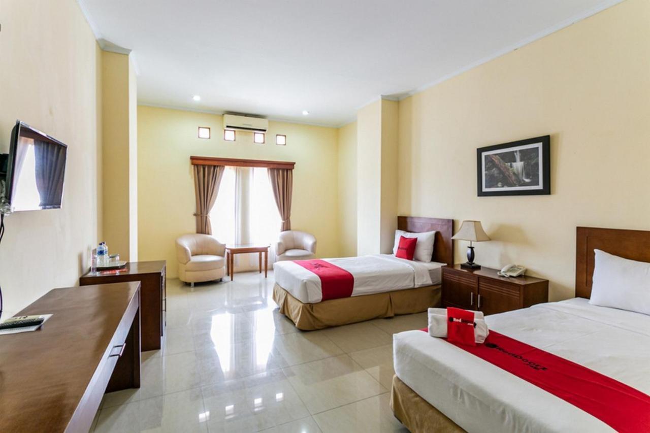 Reddoorz Plus Near Alun Alun Karanganyar Solo Exterior foto