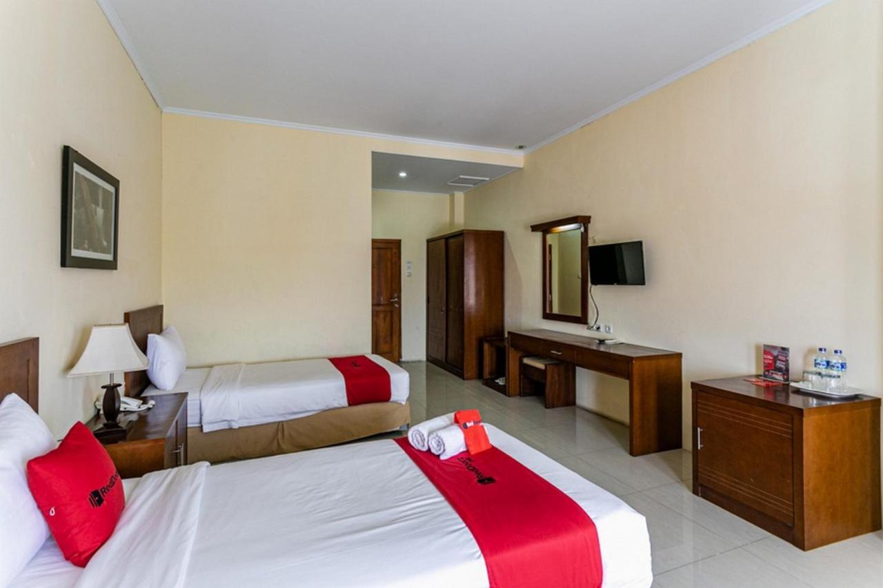 Reddoorz Plus Near Alun Alun Karanganyar Solo Exterior foto