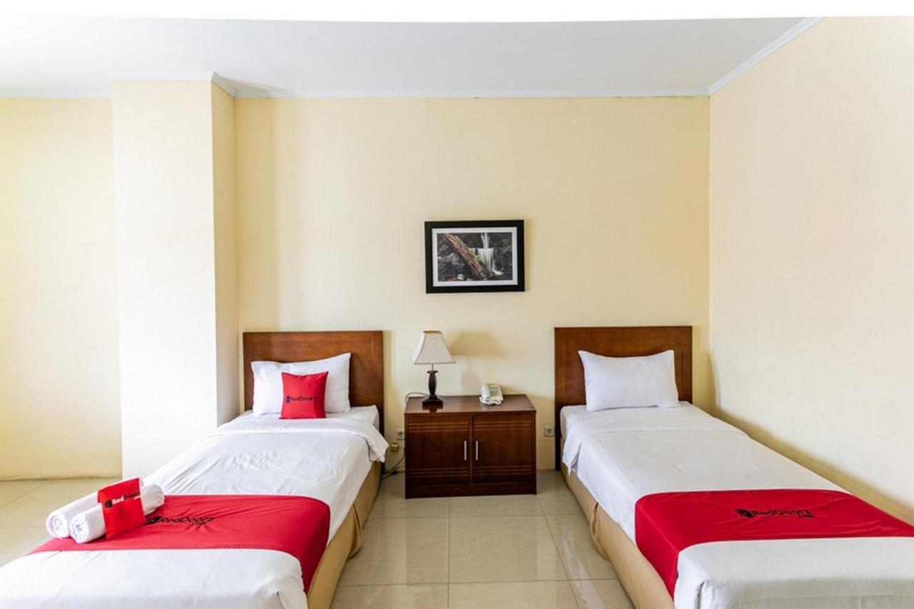 Reddoorz Plus Near Alun Alun Karanganyar Solo Exterior foto