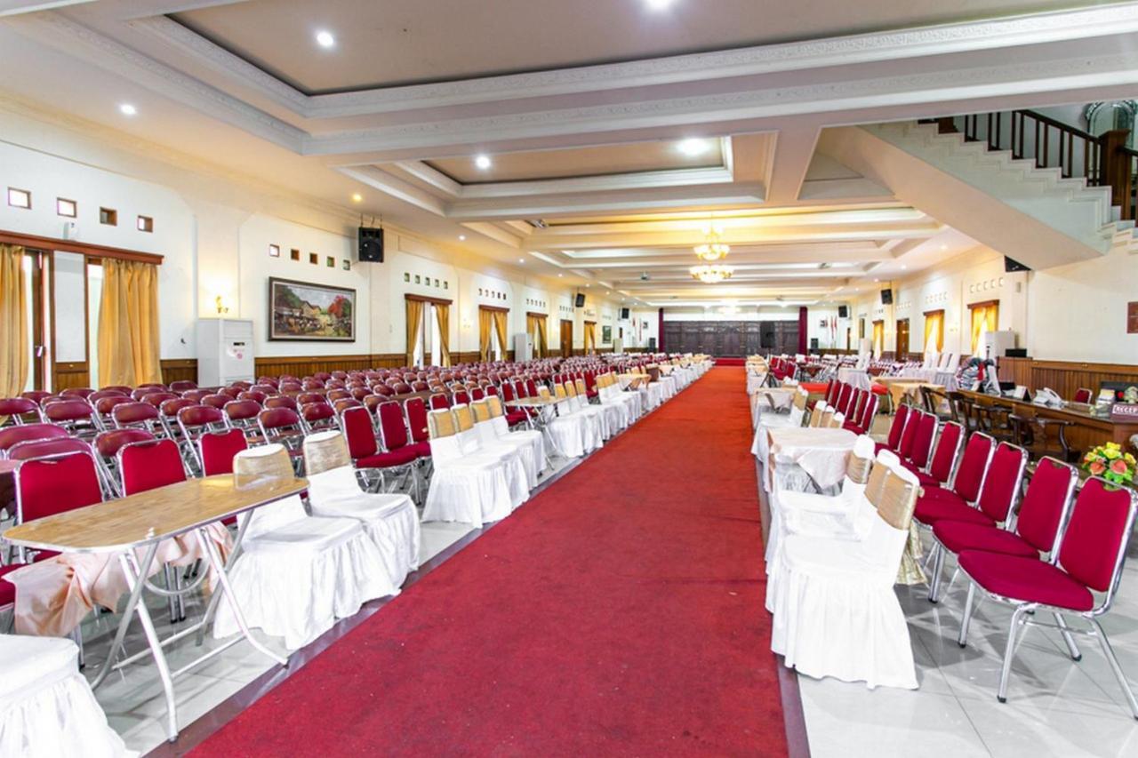 Reddoorz Plus Near Alun Alun Karanganyar Solo Exterior foto
