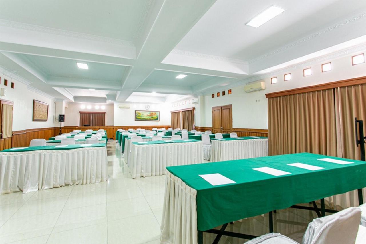 Reddoorz Plus Near Alun Alun Karanganyar Solo Exterior foto