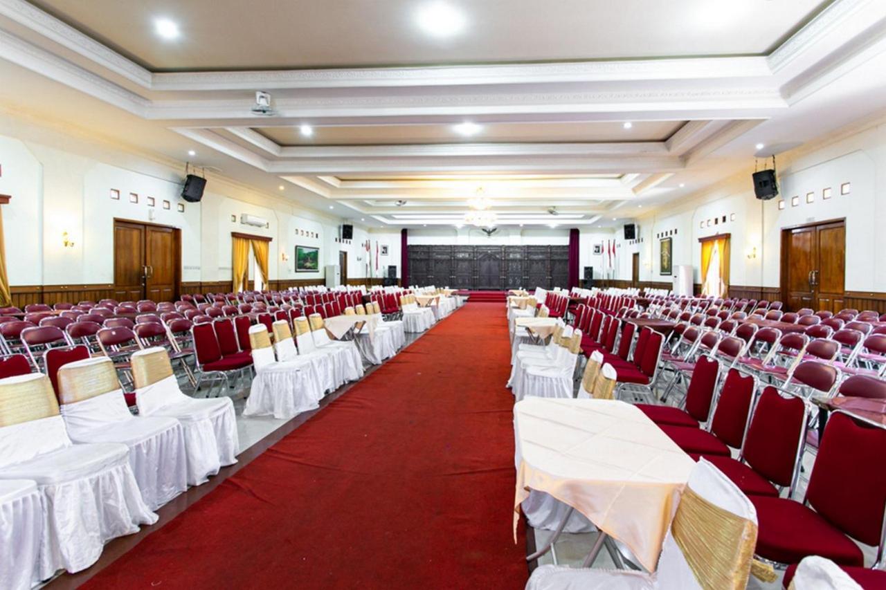Reddoorz Plus Near Alun Alun Karanganyar Solo Exterior foto
