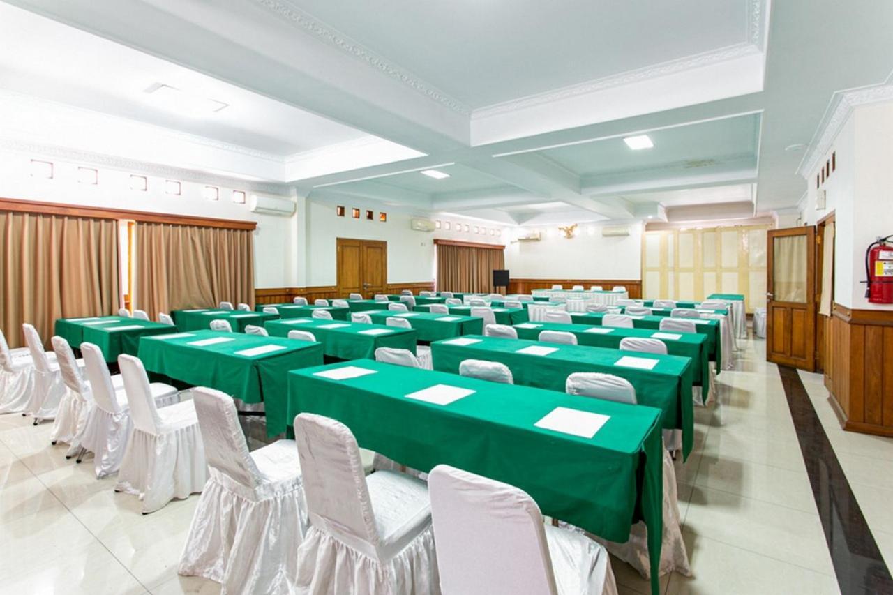 Reddoorz Plus Near Alun Alun Karanganyar Solo Exterior foto