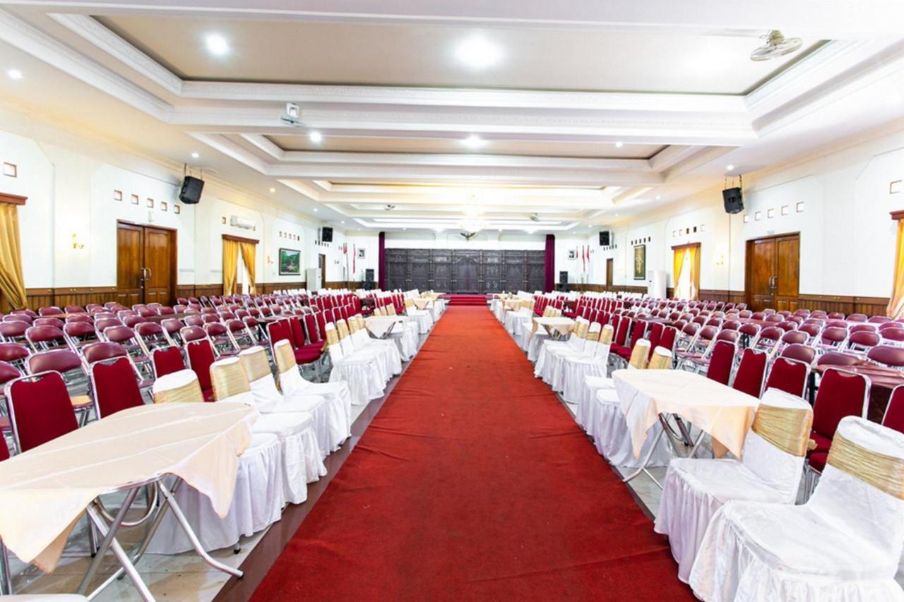 Reddoorz Plus Near Alun Alun Karanganyar Solo Exterior foto