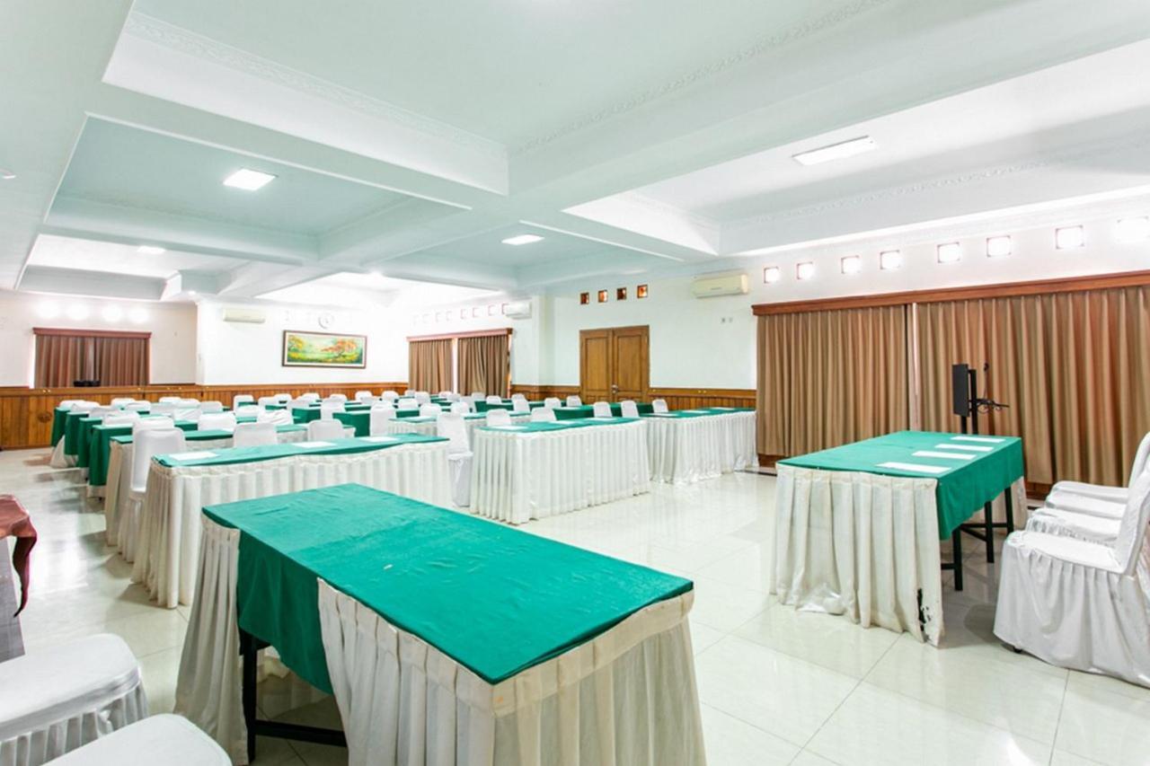 Reddoorz Plus Near Alun Alun Karanganyar Solo Exterior foto